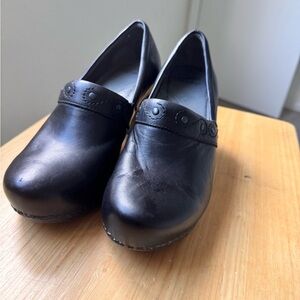 Dansko Riki Clog Heels Size 40 US 9.5 / 10 Leather Clogs Women Black